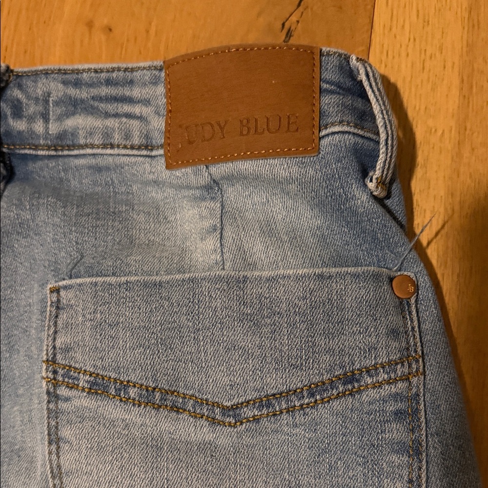 Judy Blue Light Wash Jeans - Picture 4 of 5